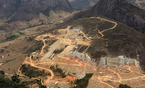  Quarries: Visions of Brazilian Sculpture - Unveiling the Essence of Stone and Soul